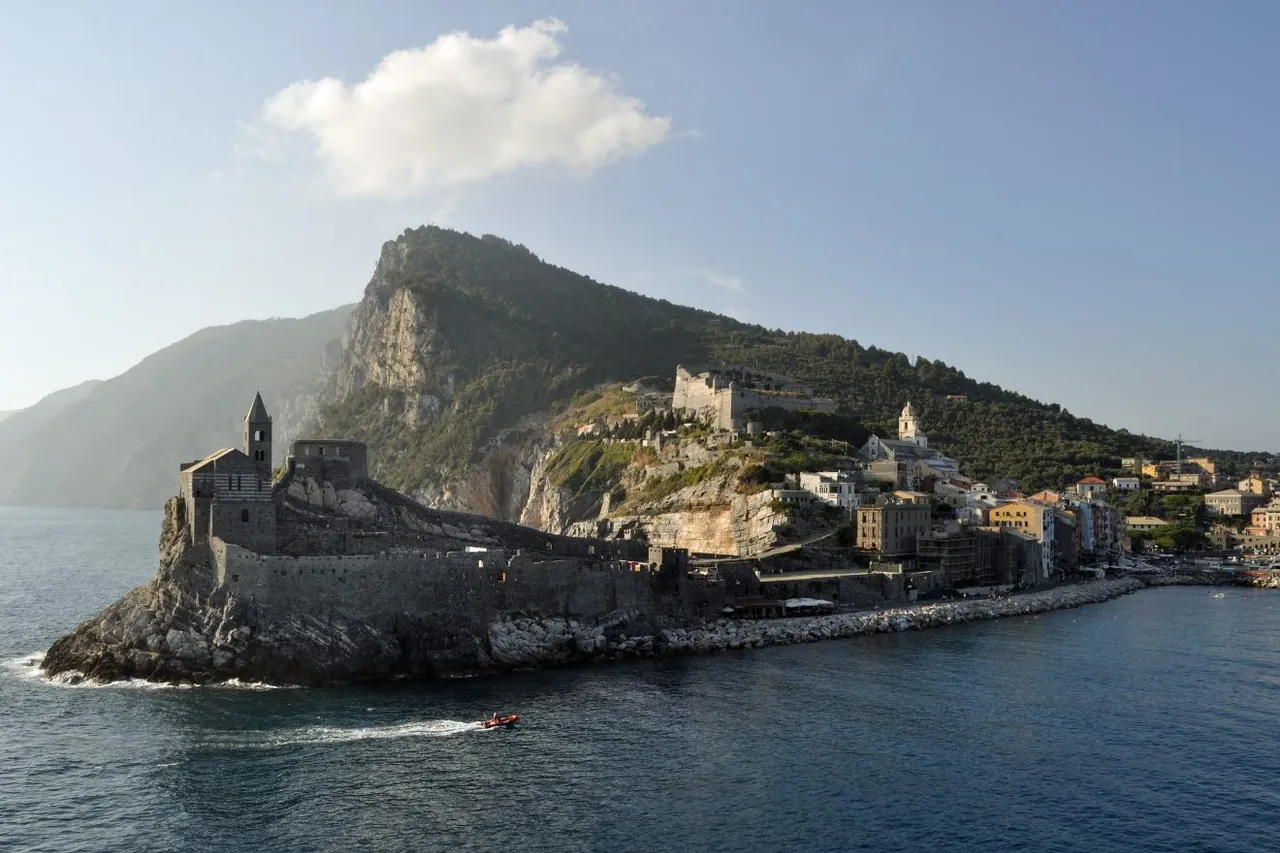 The tranquil bay and medieval castle of Lerici