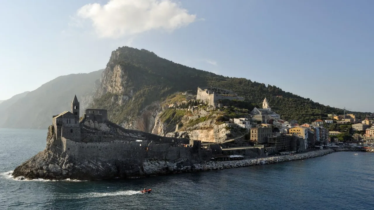 The tranquil bay and medieval castle of Lerici